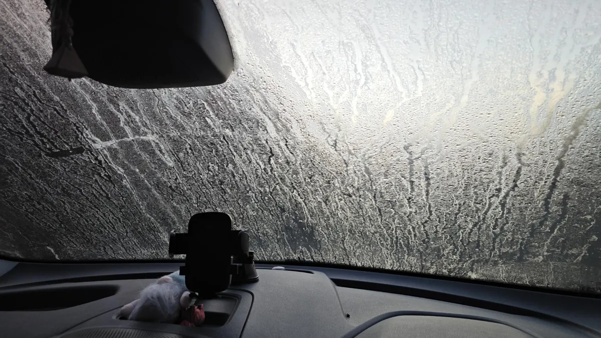 Come evitare il gelo sui vetri dell'auto in inverno